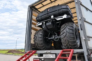 Квадроцикл RB Motors закреплён ремнями внутри крытого грузового кузова